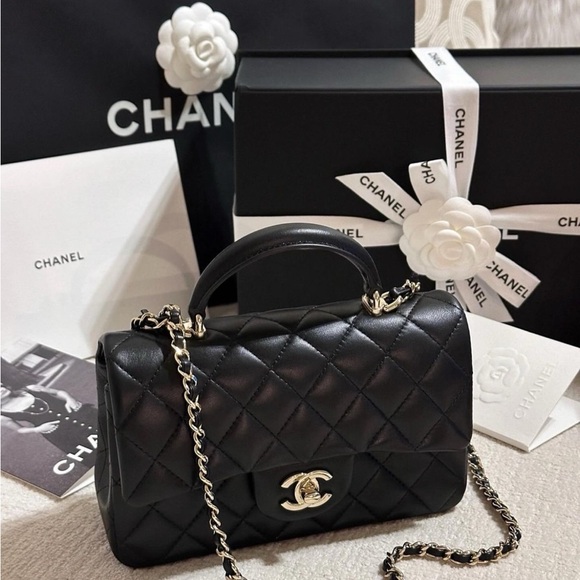 MINI CLASSIC HANDBAG WITH TOP HANDLE
Lambskin & Gold-Tone Metal black - Picture 1 of 13